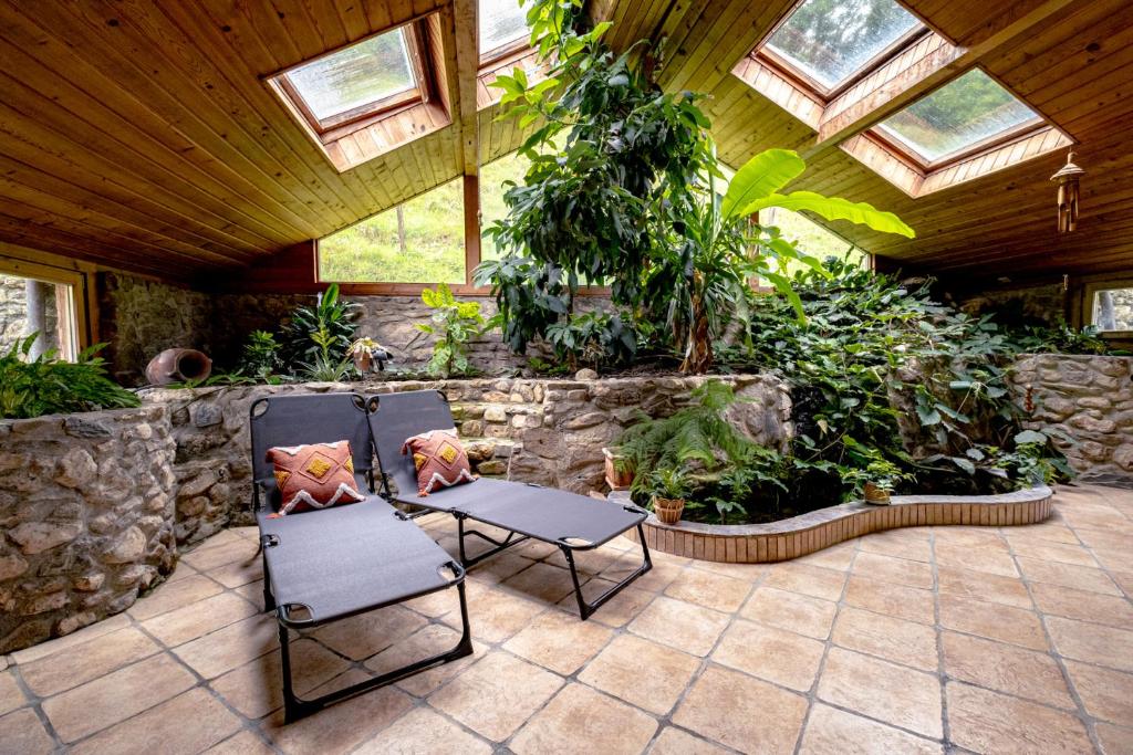 une terrasse avec une table, des chaises et des plantes dans l'établissement Traditional Chalet with some luxurious features, à Troistorrents