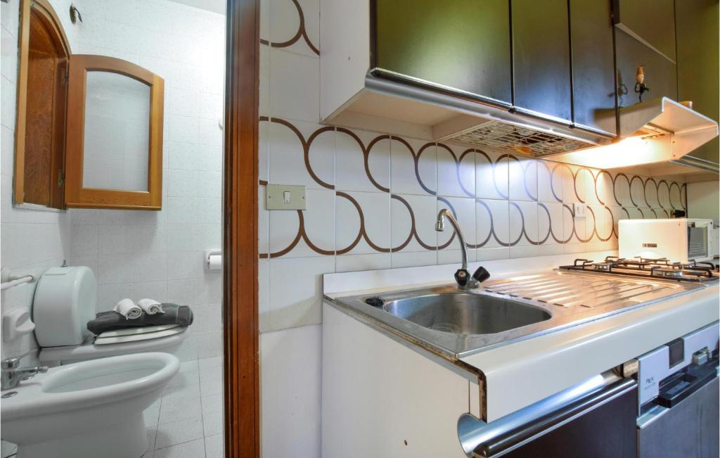 Kuchnia lub aneks kuchenny w obiekcie Amazing Apartment In Giardini Naxos