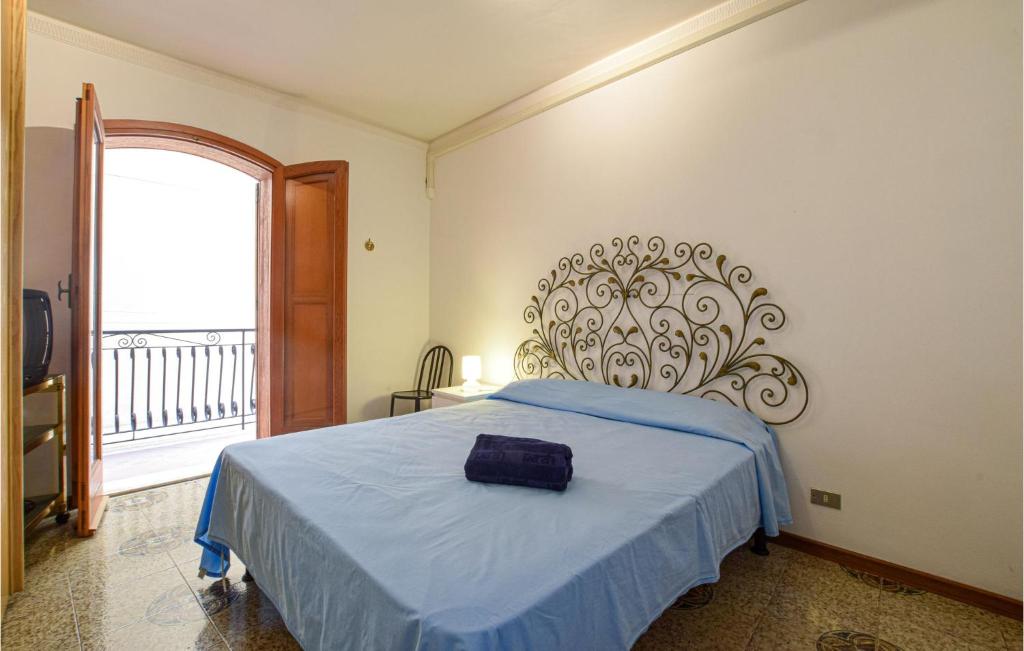 Łóżko lub łóżka w pokoju w obiekcie Amazing Apartment In Giardini Naxos