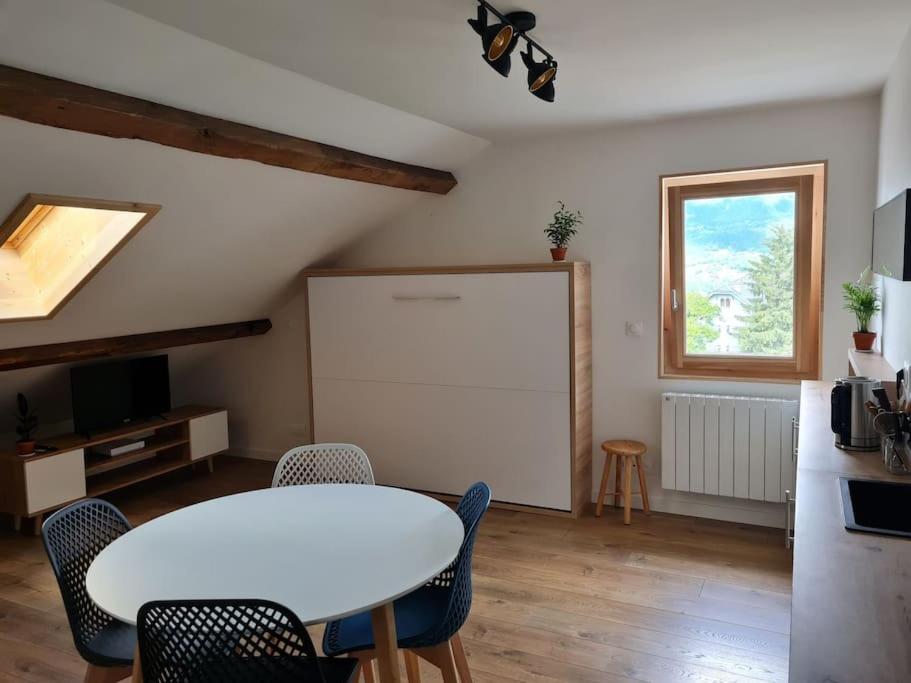 jadalnia z białym stołem i krzesłami w obiekcie Nid douillet proche des pistes avec vue montagne w mieście Saint-Gervais-les-Bains