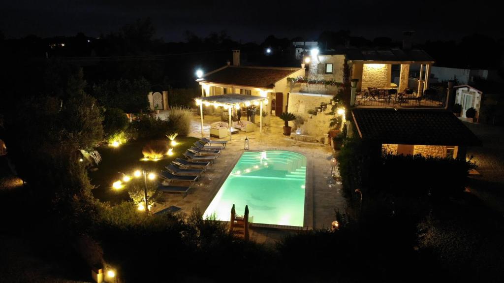 einen Blick über den Pool in der Nacht in der Unterkunft Villa Belvedere in Ostuni