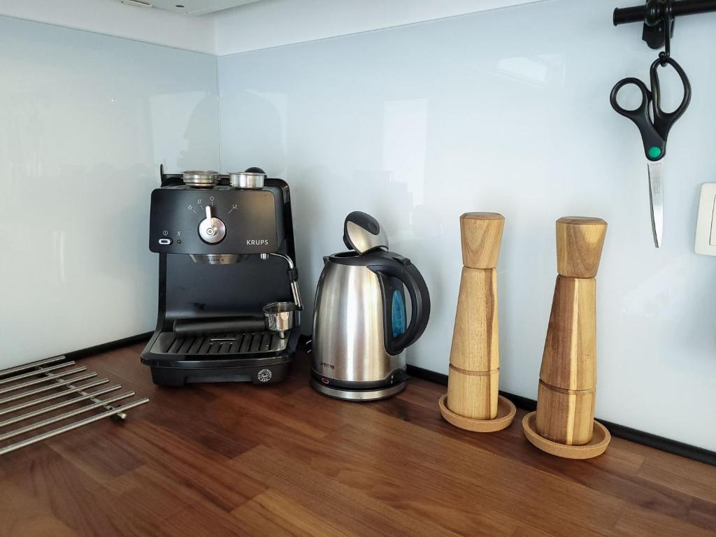 Příslušenství pro přípravu čaje a kávy v ubytování Apartma M&J