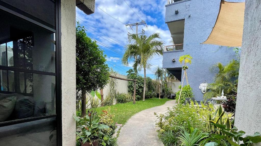 una ventana de una casa con vistas al jardín en Casa VillaMatisse, en Tulum