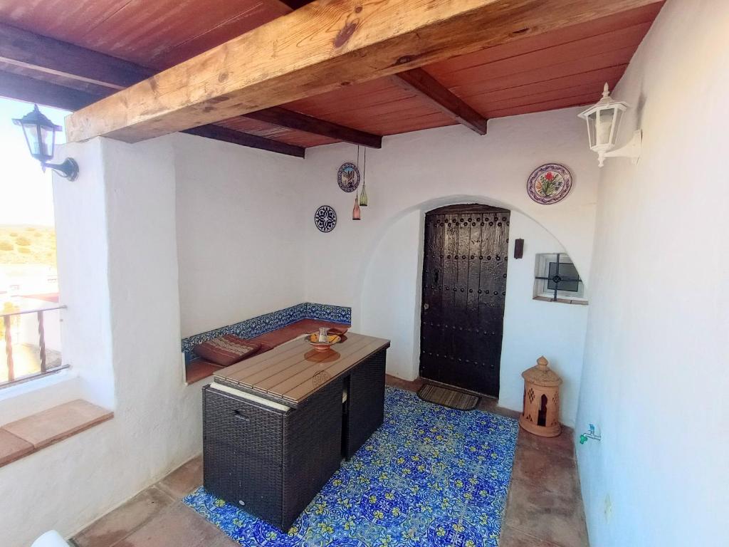 a room with a black door and a blue rug at Casa Jaruf CENTRO HISTÓRICO Parking Gratuito Patio petfriendly in Arcos de la Frontera