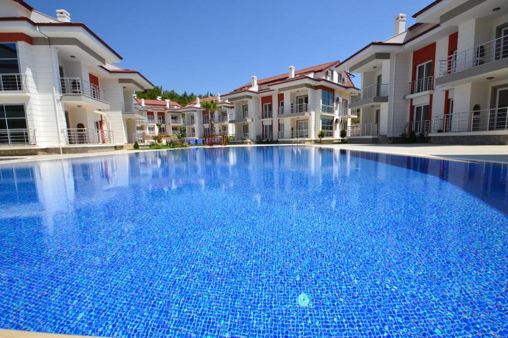 Bazén v ubytování Körfez Garden Apartments nebo v jeho okolí