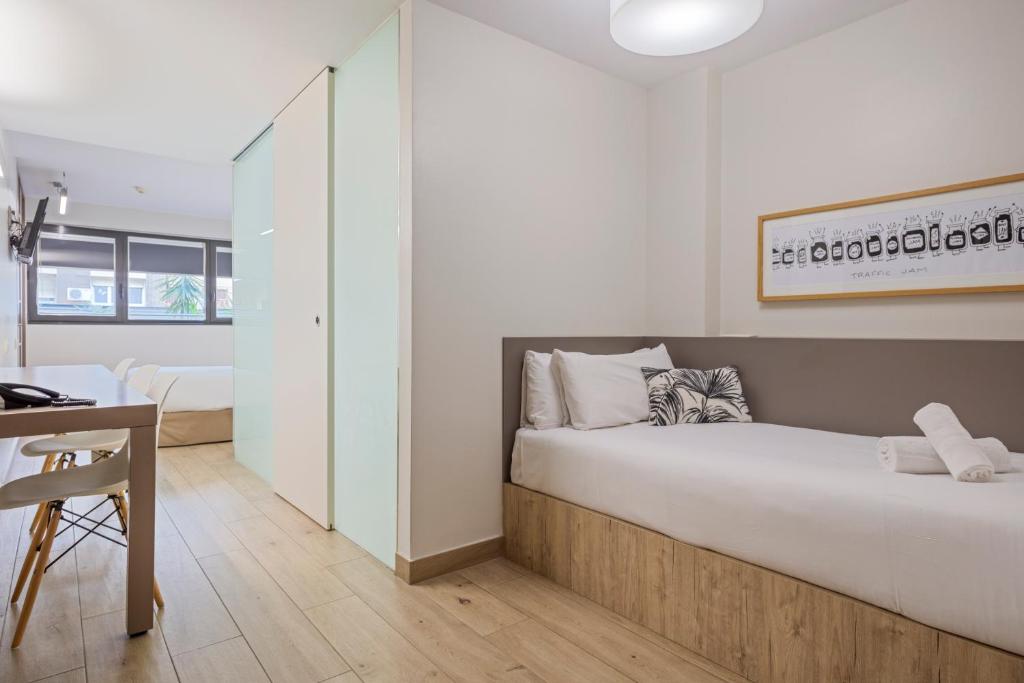 Postel nebo postele na pokoji v ubytování Aparthotel Bcn Montjuic