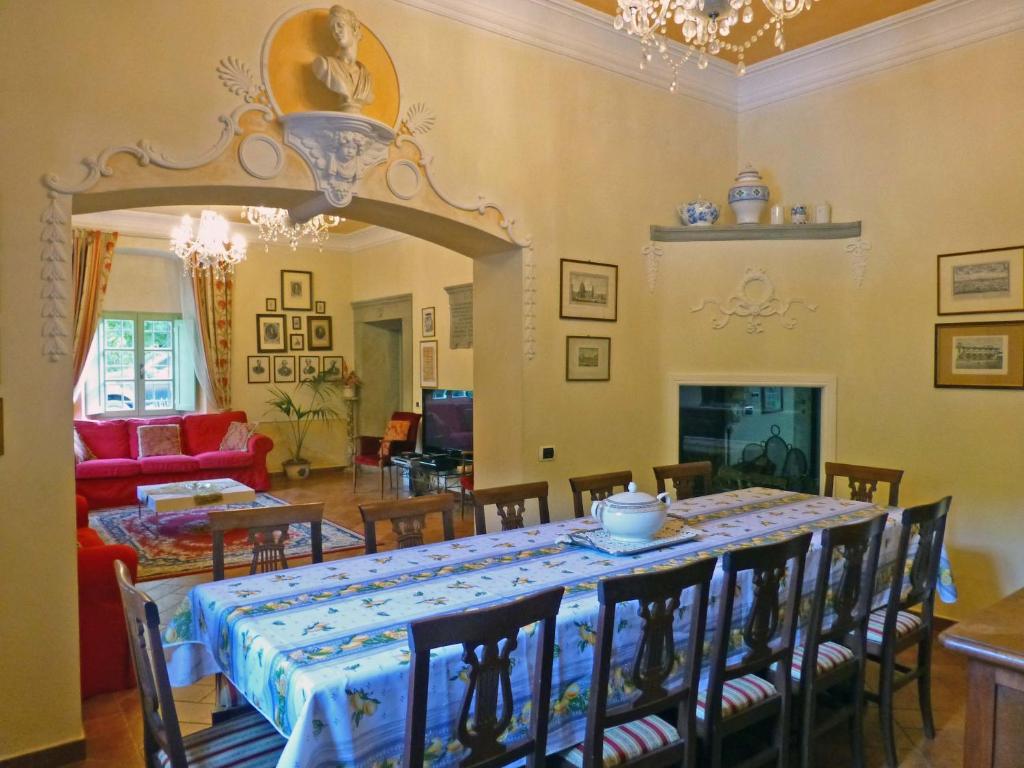 Televízia a/alebo spoločenská miestnosť v ubytovaní Villa Le Panche