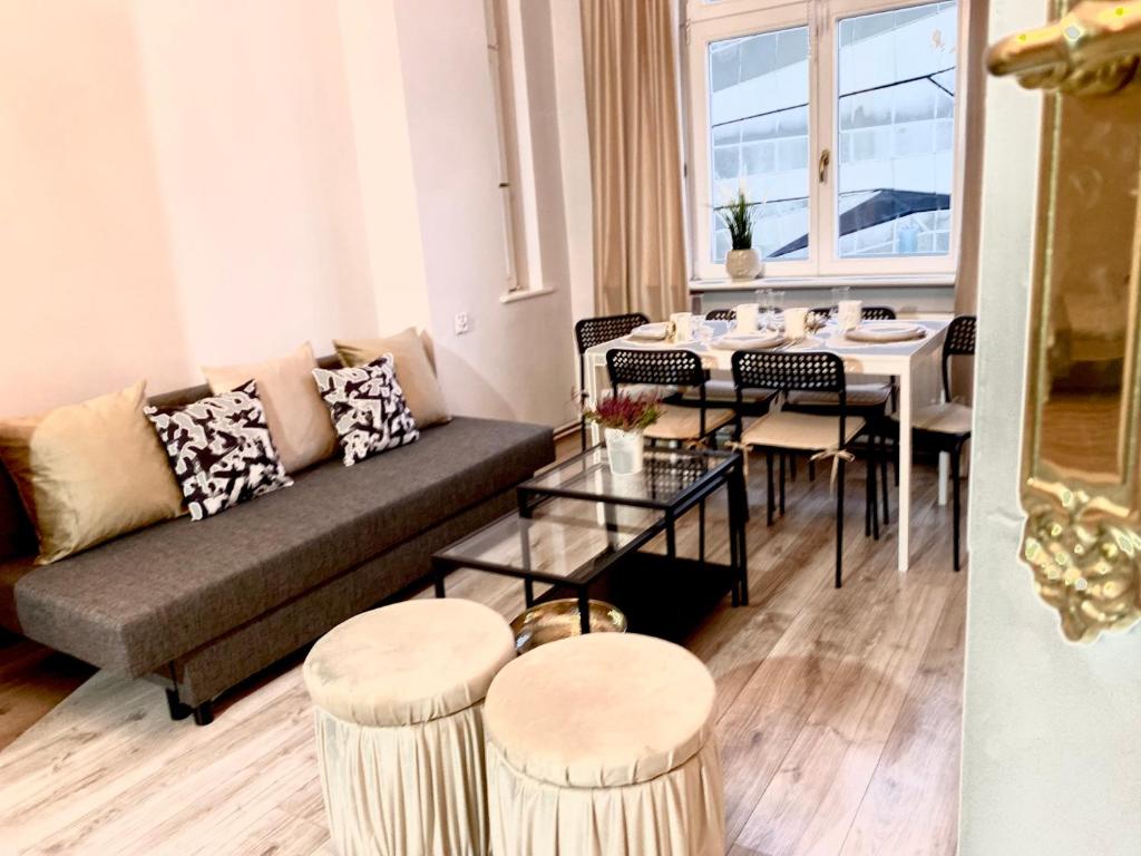 una sala de estar con un sofá y una mesa en CRYSTAL Św. Marcin Poznań, en Poznan