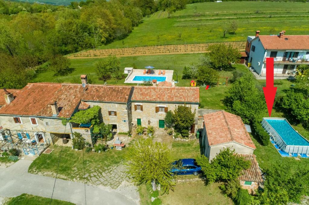 Bazén v ubytování House Dorino nebo v jeho okolí