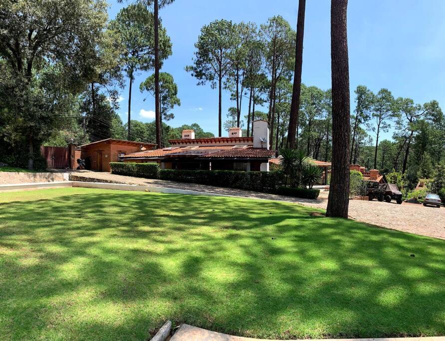 Casa familiar en el bosque dentro de Avándaro, Valle de Bravo