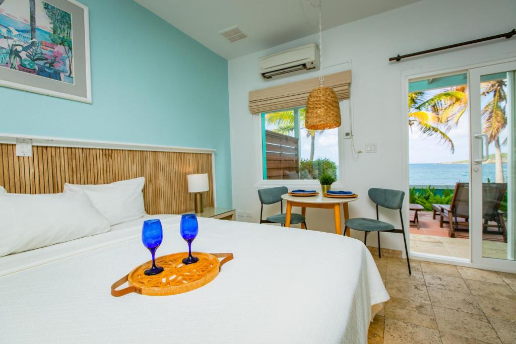 Postel nebo postele na pokoji v ubytování Tamarind Reef Resort Spa & Marina
