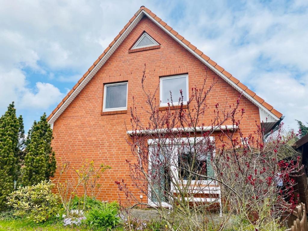 a red brick house with a window on it at Ferienhaus Annu in Lensahn