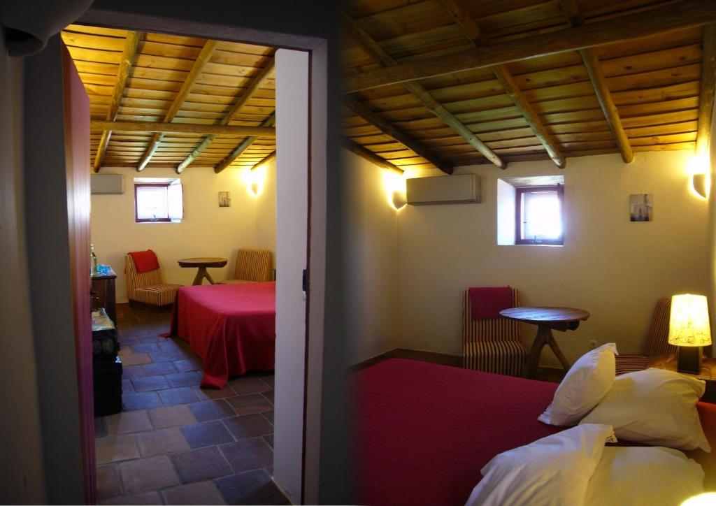 Habitación con cama, mesa y mesa. en Monte do Vale, en Vila Boim