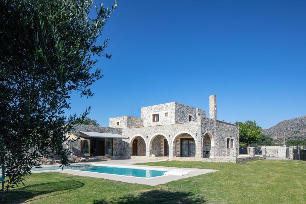 Casa de piedra grande con piscina en Ampelonas Villas, nature-inspired retreats!, en Koxaré