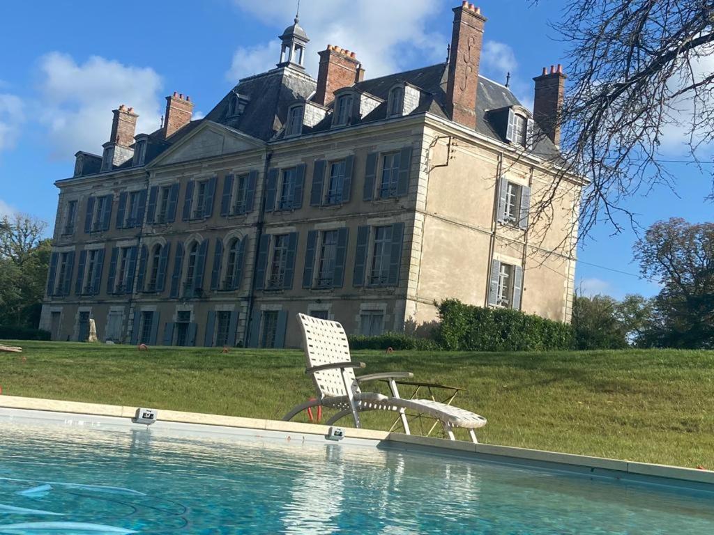 Fotografia z galérie ubytovania Superb Chateausuites with pool at the Loire & horseboxes for 20 guests v destinácii Poilly-lez-Gien