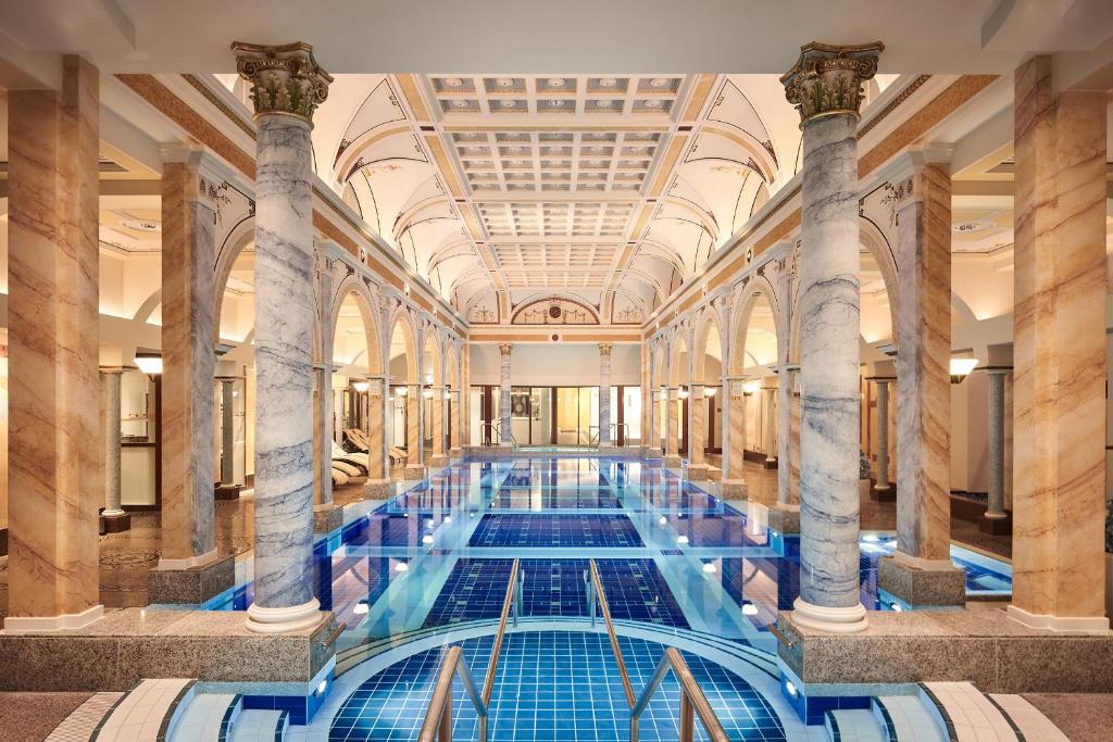 Bazén v ubytování Grand Resort Bad Ragaz nebo v jeho okolí