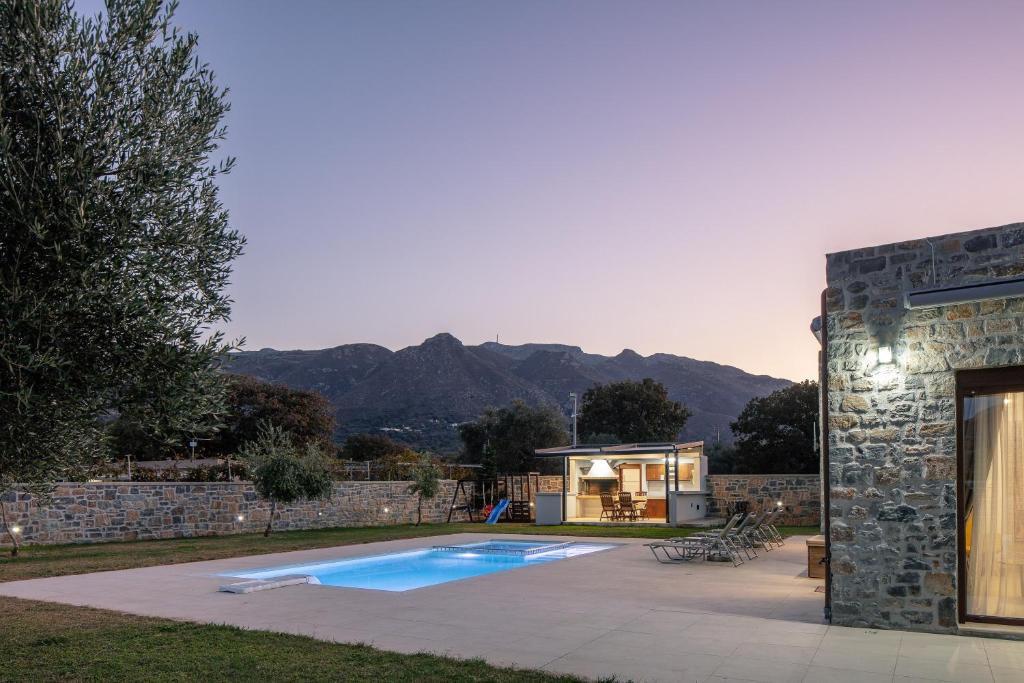 Zdjęcie z galerii obiektu Ampelonas Villas, nature-inspired retreats! w mieście Koxaré