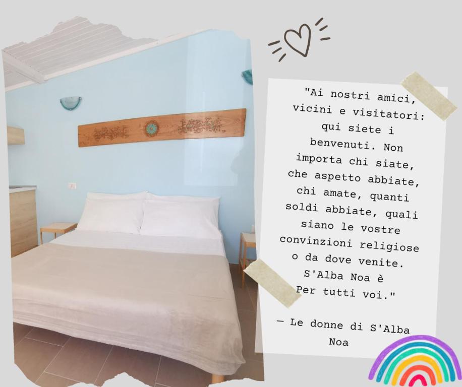 ein Schlafzimmer mit einem Bett und einer Wand mit einem Gedicht in der Unterkunft S’alba Noa in Quartu SantʼElena