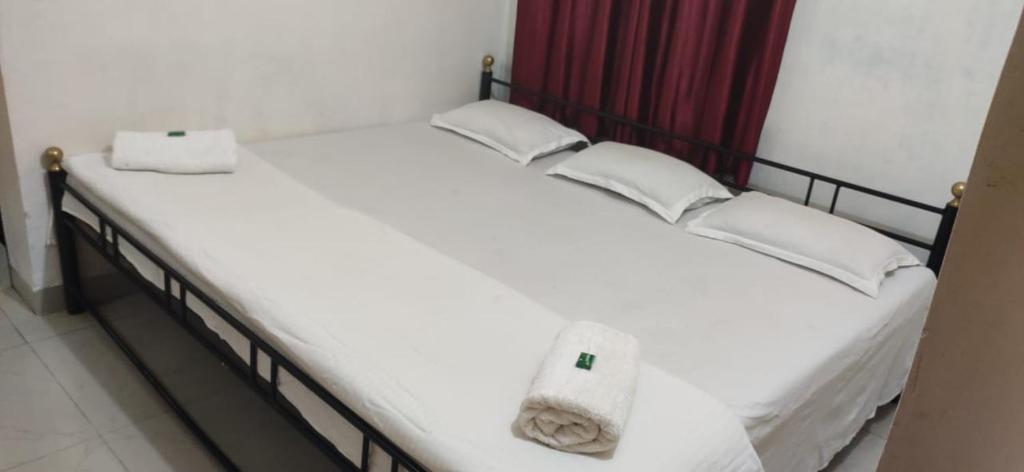 Postel nebo postele na pokoji v ubytování Amit niwas