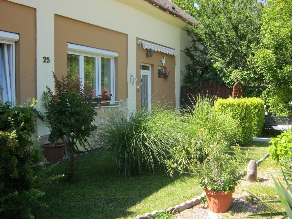 Vonkajšia záhrada v ubytovaní Kitti Apartman