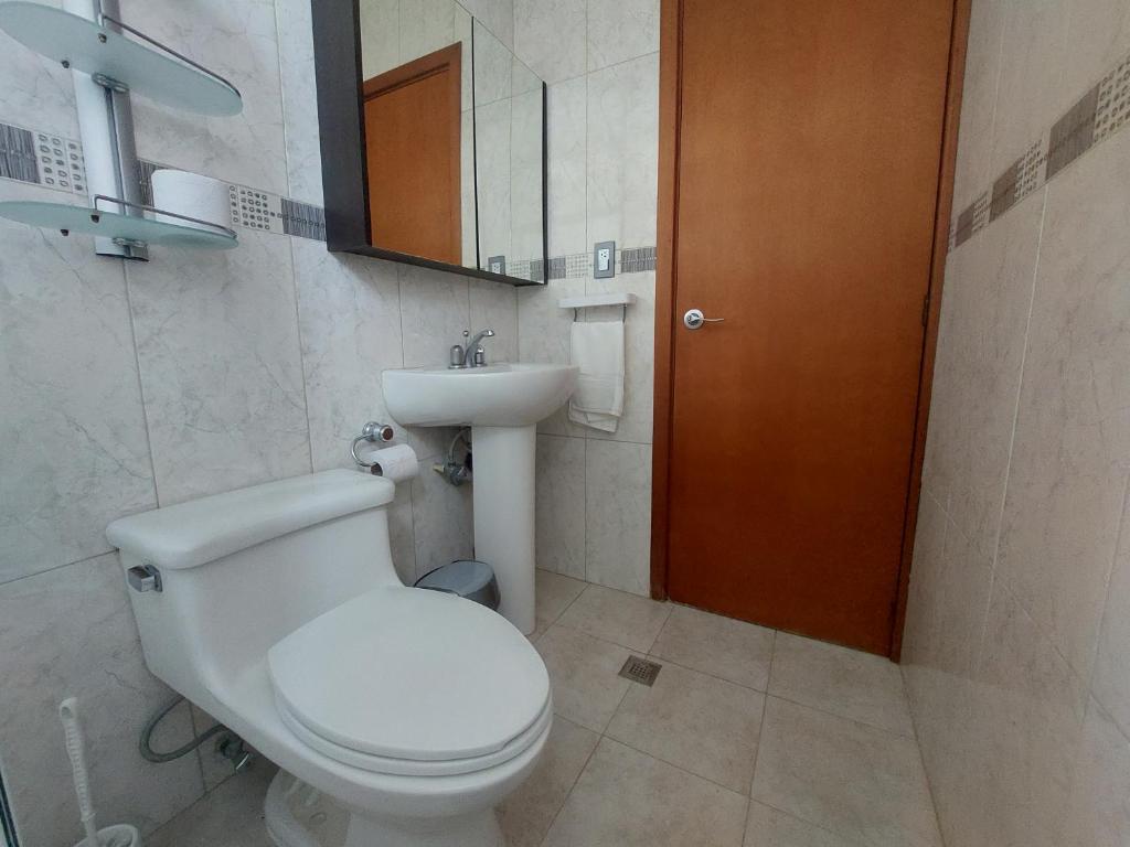 a bathroom with a toilet and a sink at Apartamentos Ejecutivos en Naguanagua in Naguanagua
