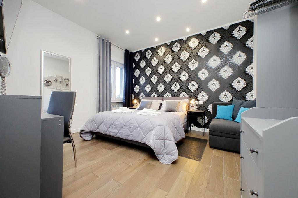 Un pat sau paturi într-o cameră la Druso Dream Apartment Colosseo