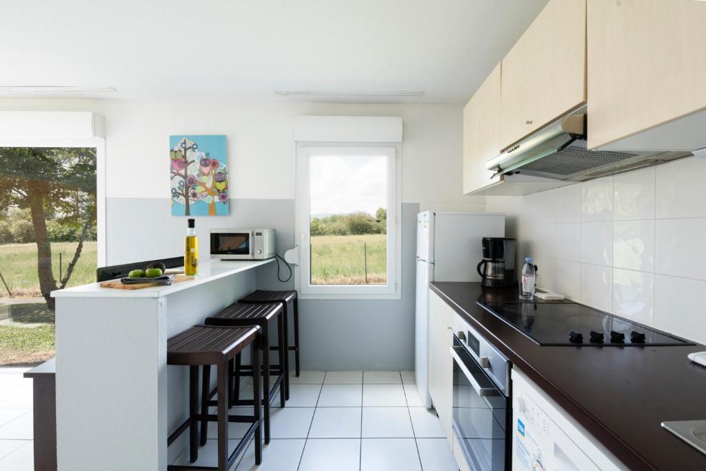 Garden & City Clermont-Ferrand - Gerzat - Three-Bedroom Apartment (8 Adults)