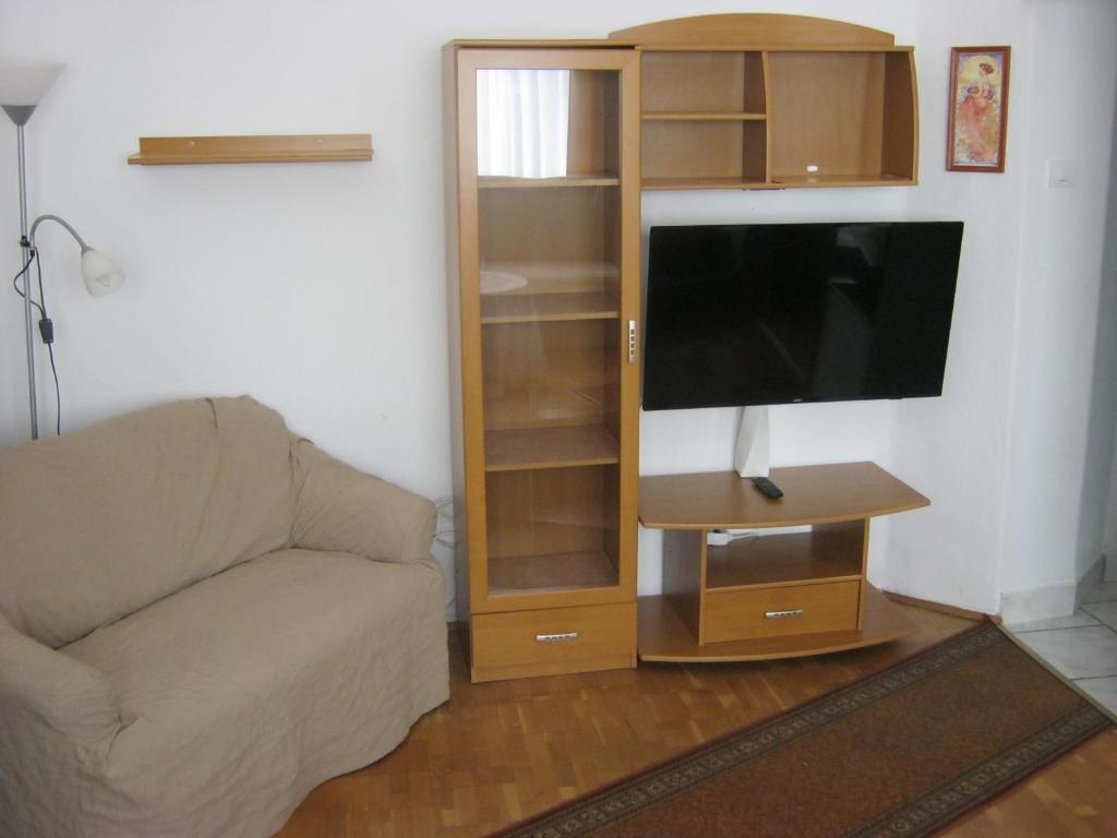 Televízia a/alebo spoločenská miestnosť v ubytovaní Kitti Apartman