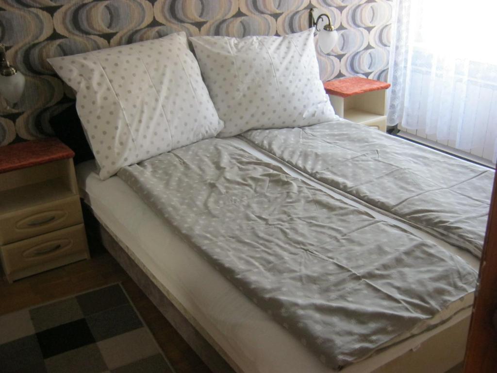 Posteľ alebo postele v izbe v ubytovaní Kitti Apartman