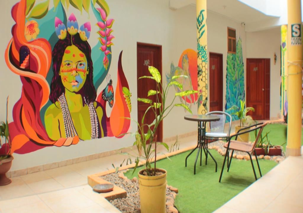 El Mural Backpackers في تارابوتو: غرفة بها لوحة لامرأة على الحائط