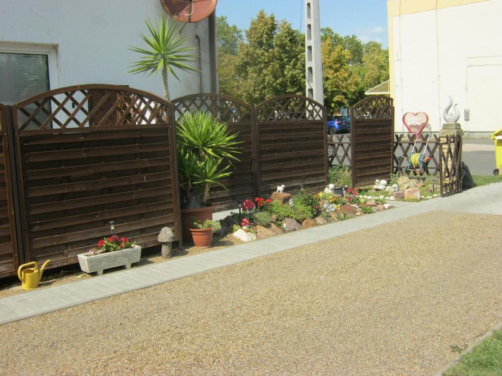 Vonkajšia záhrada v ubytovaní Kitti Apartman