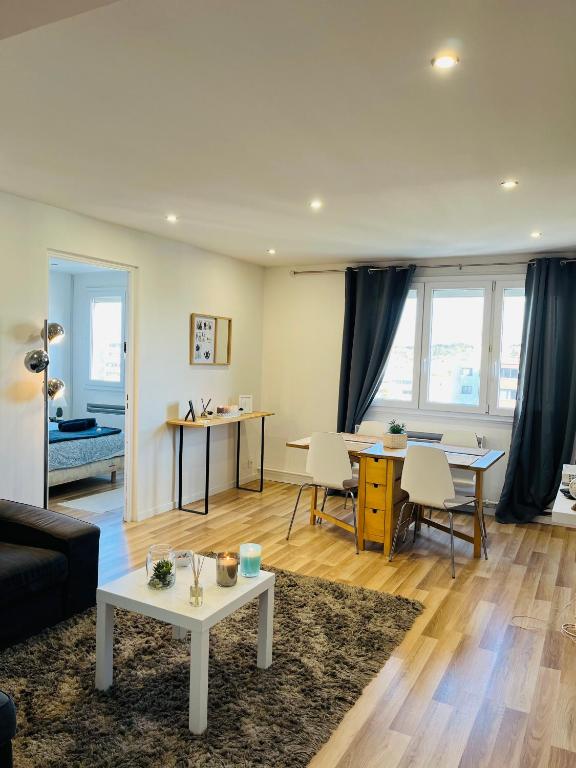 un salon avec un canapé et une table dans l'établissement 3 chambres Situation idéale Aux portes de Lyon Tout confort, à Saint-Priest