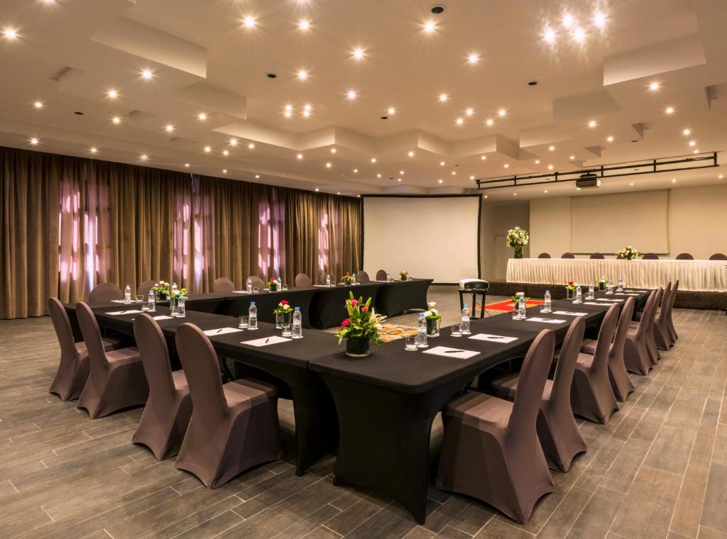 a conference room with a long table and chairs at Berbère Palace in Ouarzazate