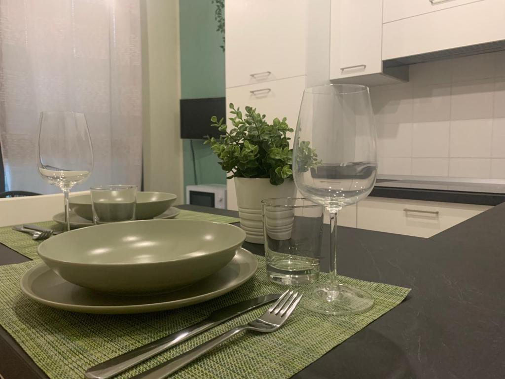 uma mesa com uma taça e dois copos de vinho em 3T House 2 em Cremona