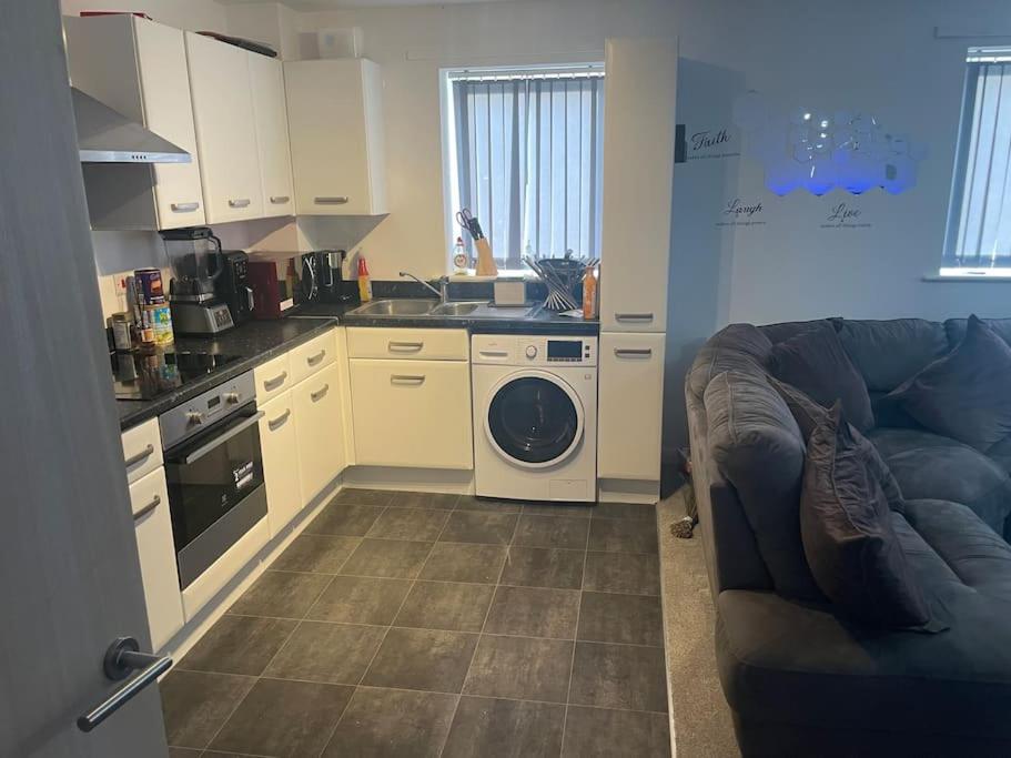 Una cocina o kitchenette en Lovely 1 Bedroom Condo in Leicester City