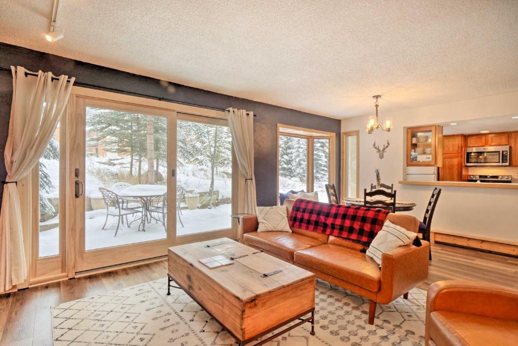 ein Wohnzimmer mit einem Sofa und einem Tisch in der Unterkunft Charming Vail Condo with Patio and Mountain Views in Vail