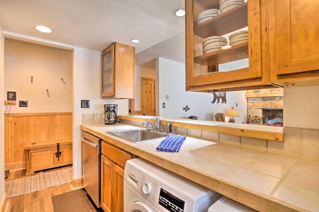 Kuchyň nebo kuchyňský kout v ubytování Charming Vail Condo with Patio and Mountain Views