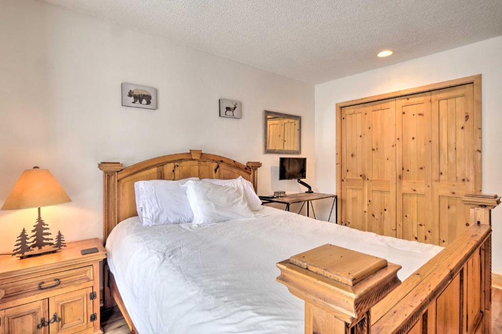 Postel nebo postele na pokoji v ubytování Charming Vail Condo with Patio and Mountain Views