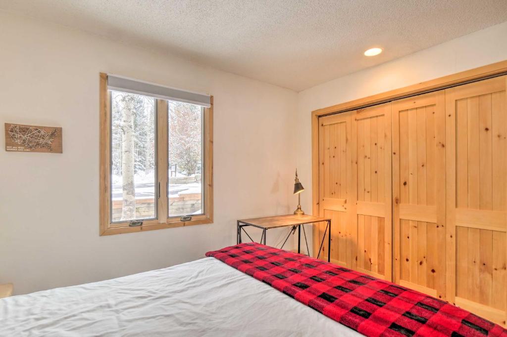 Postel nebo postele na pokoji v ubytování Charming Vail Condo with Patio and Mountain Views