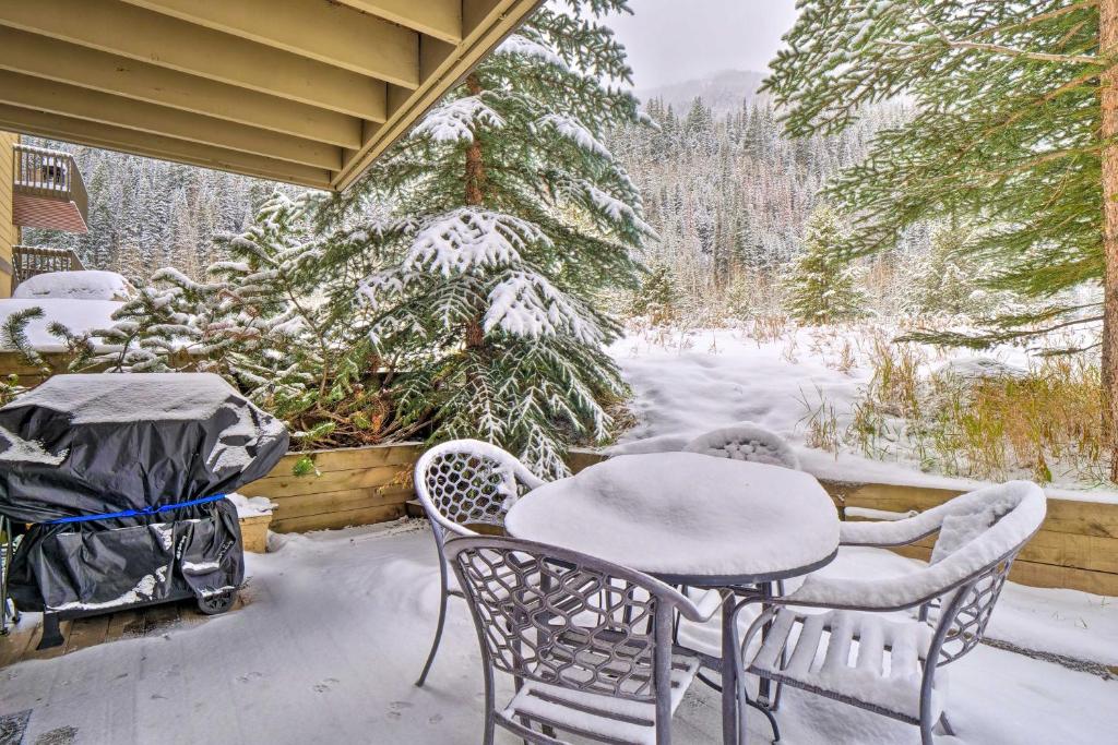Charming Vail Condo with Patio and Mountain Views v zimě