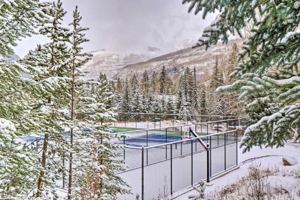 Charming Vail Condo with Patio and Mountain Views v zimě