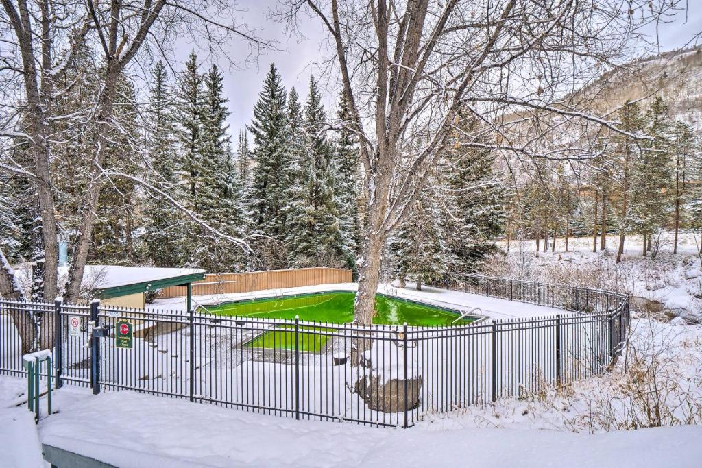 Charming Vail Condo with Patio and Mountain Views v zimě