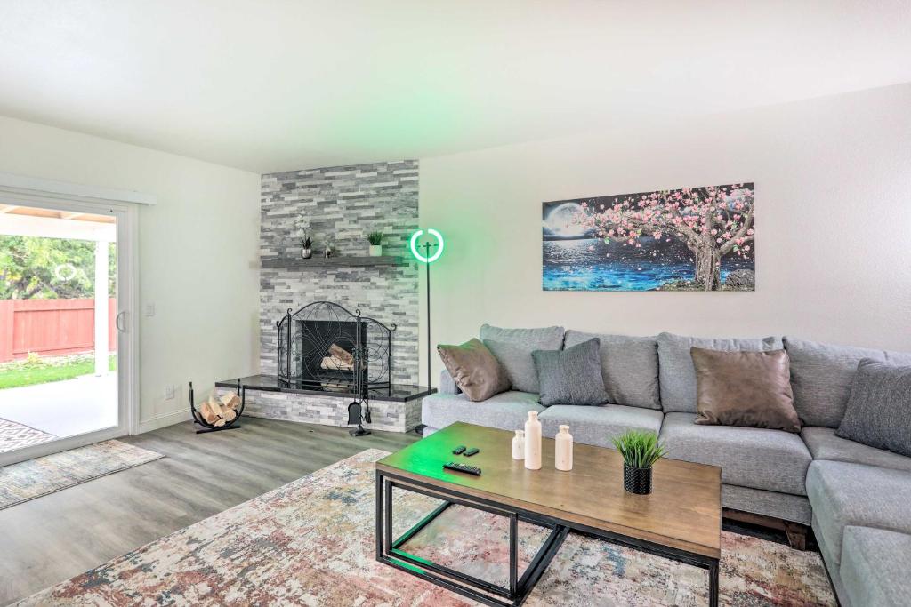 Χώρος καθιστικού στο 4 Mi to Dtwn Reno Sleek Family Retreat!