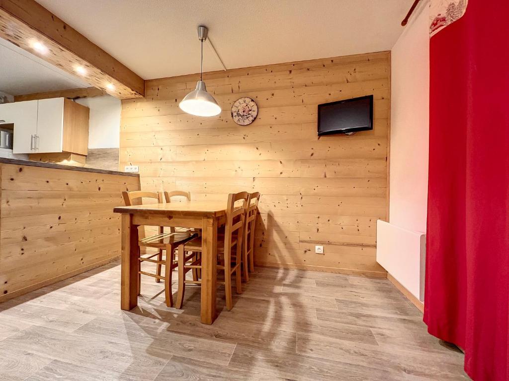 une salle à manger en bois avec une table et des chaises dans l'établissement Superbe appartement au pied des pistes - Bergers, à Huez