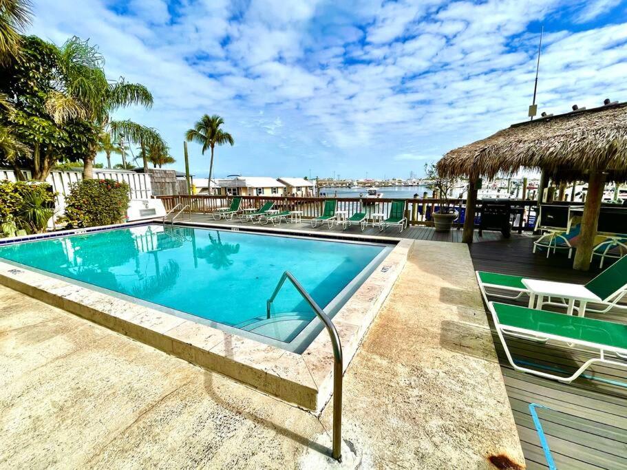 Bazén v ubytování Curacao - Large 2x2 Waterfront Condo Great View Pool & Dock nebo v jeho okolí