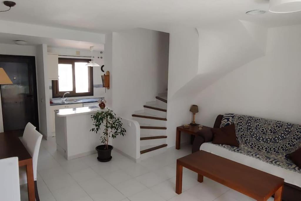 Posezení v ubytování Cosy 3-bedroom Duplex with pool close to the beach