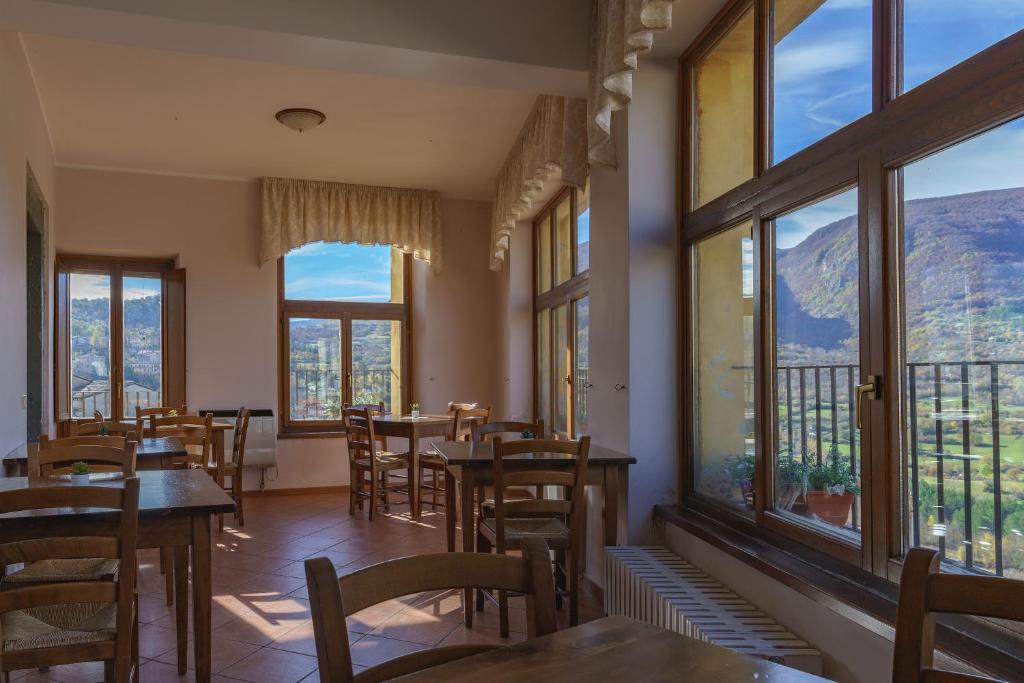 Nespecifikovaný výhled na hory nebo výhled na hory při pohledu z hostelu
