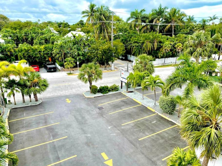 Fotografie z fotogalerie ubytování Eleuthera - 2x2 Fully Updated Old Town Waterfront Corner Condo v destinaci Key West