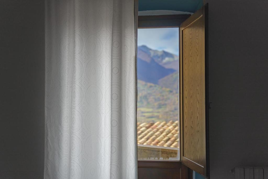 Nespecifikovaný výhled na hory nebo výhled na hory při pohledu z hostelu