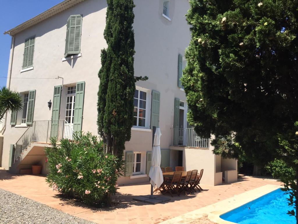 dom z basenem przed nim w obiekcie TOULON - Côte d'Azur - Magnifique maison avec piscine privée w mieście Tulon